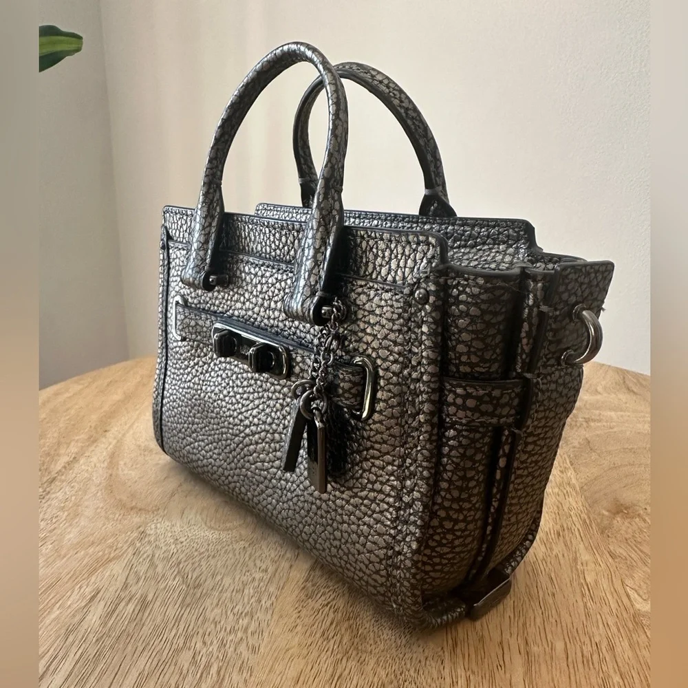 ⭐️ Coach Metallic Mini Swagger 15 - Picture 4 of 8